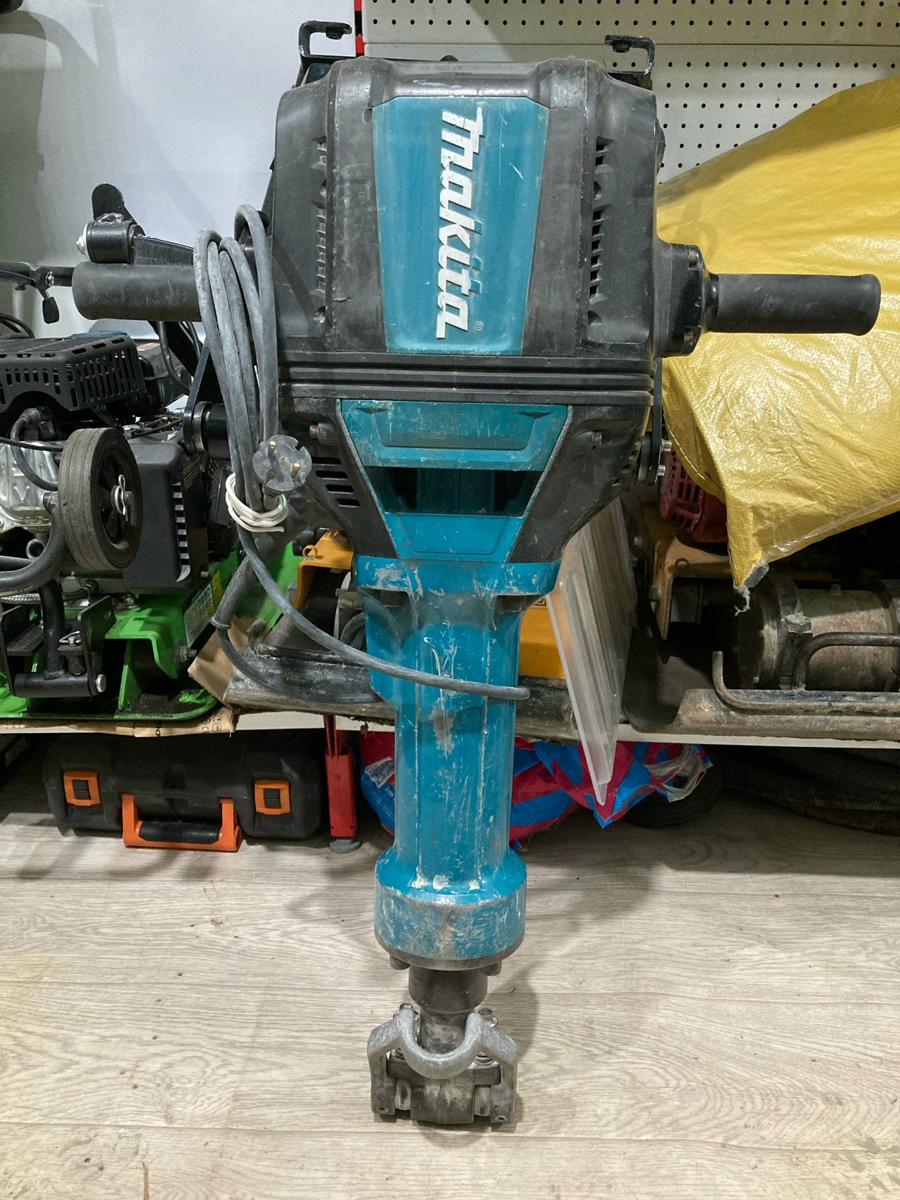 Электрический отбойный молоток Makita HM1802 ,62 Дж