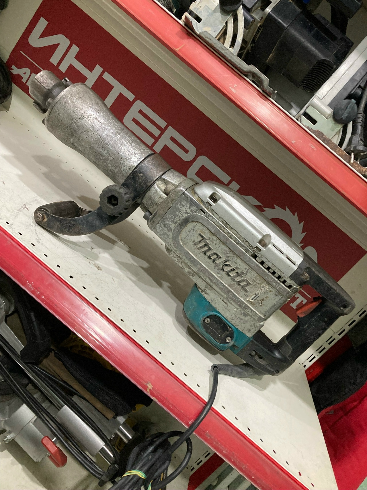 Отбойный молоток Makita HM1304