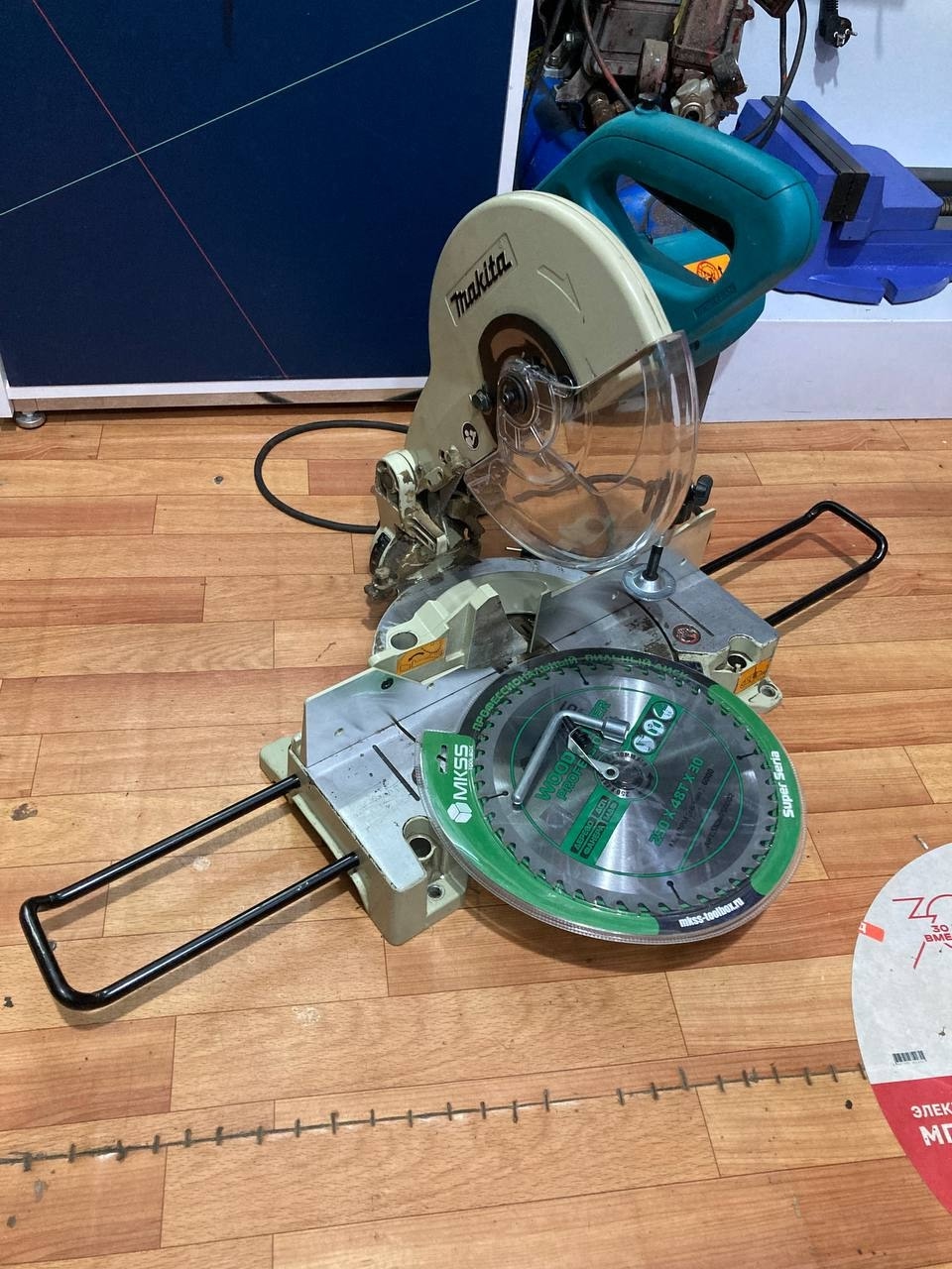 Торцовочная пила Makita LН1040