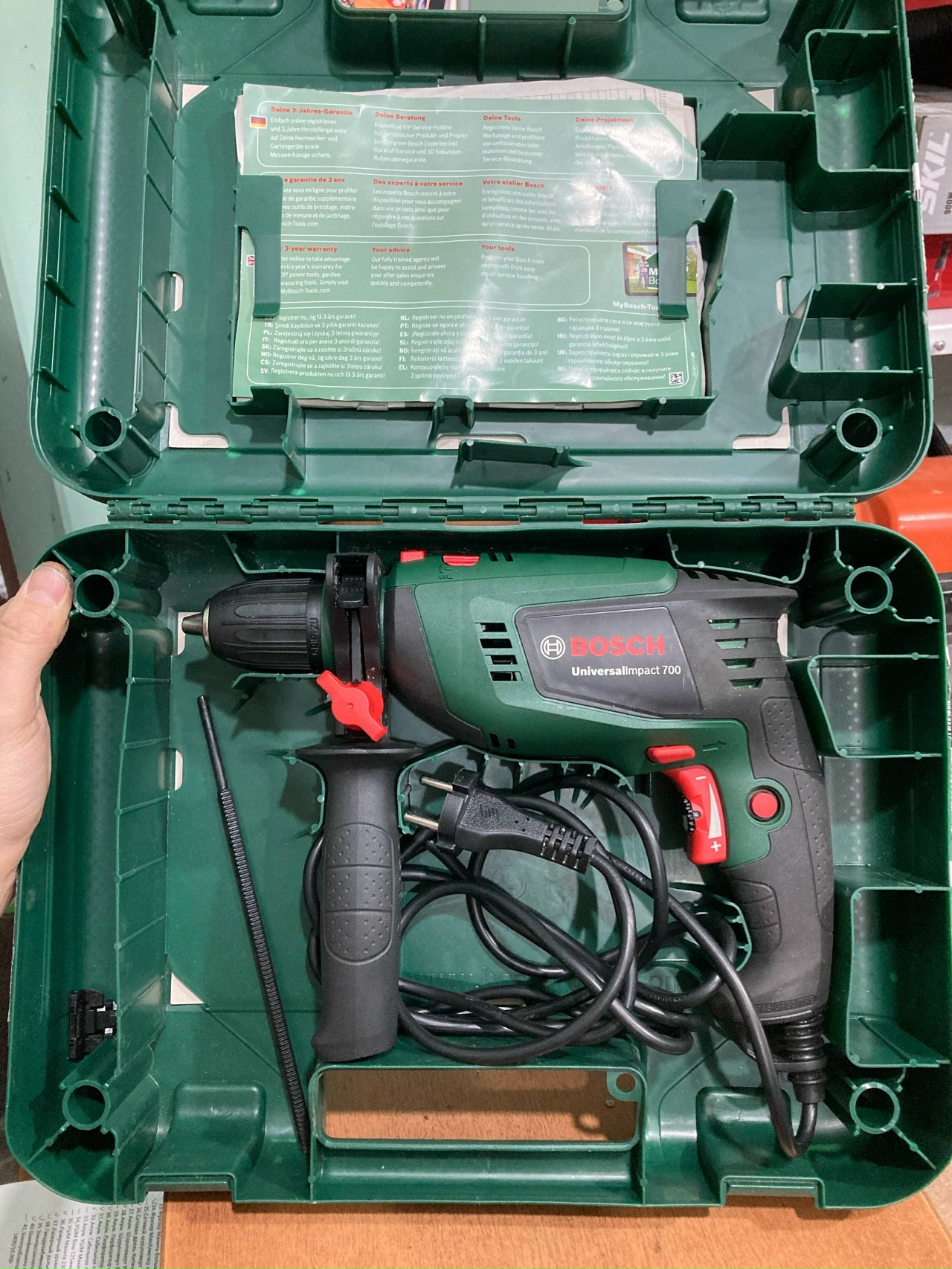 Дрель-шуруповерт Bosch universal impact700 СЛОМ