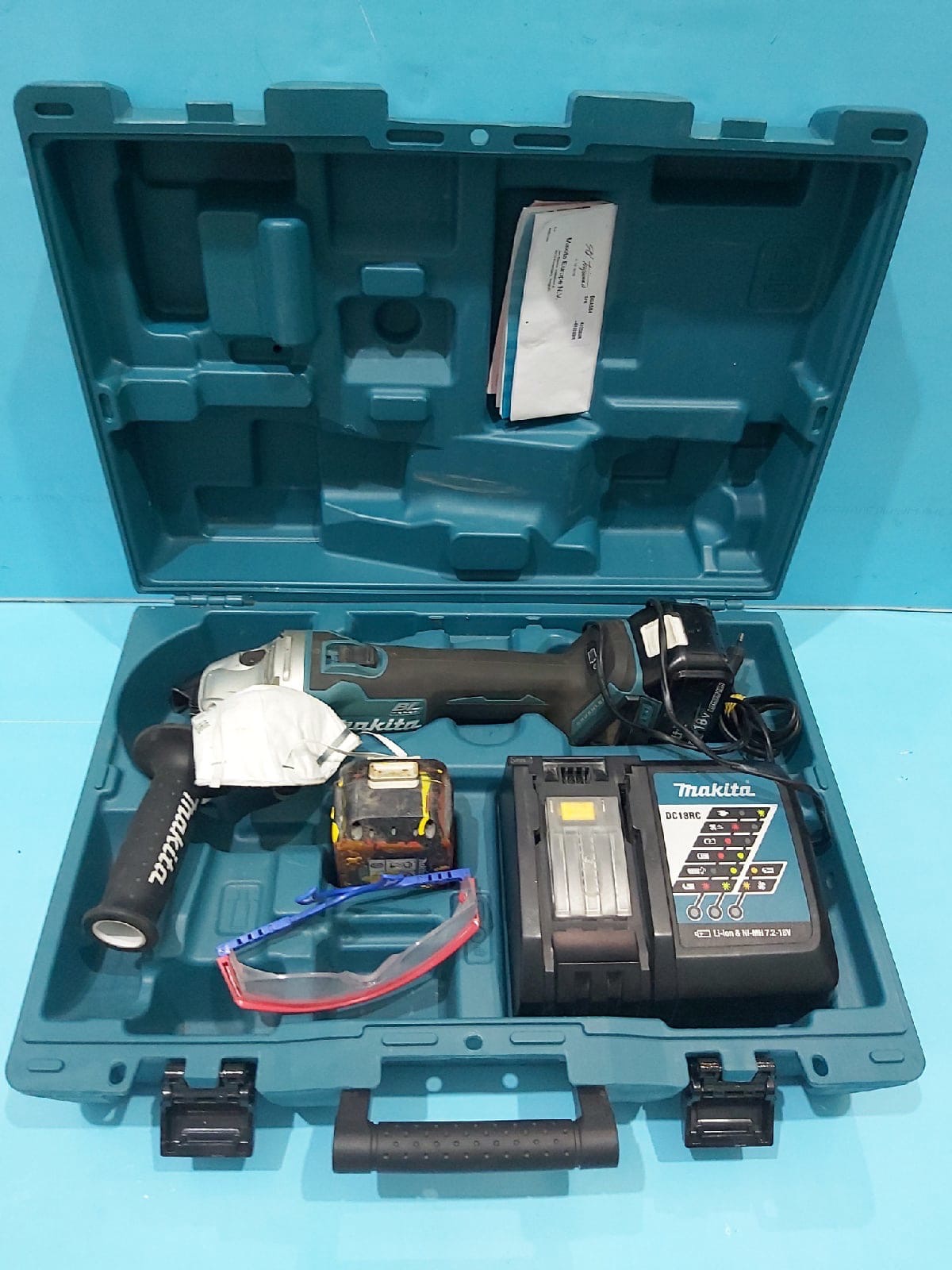 Аккумуляторная болгарка Makita DGA504